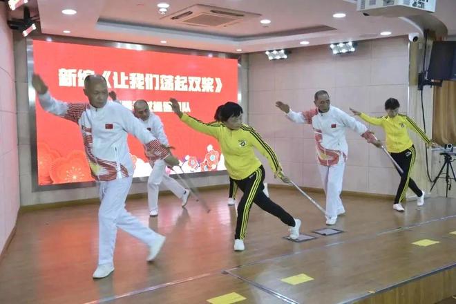 老來賽 這位運(yùn)動(dòng)達(dá)人說：健身是一種快樂為大家服務(wù)也是一種快樂(圖2)