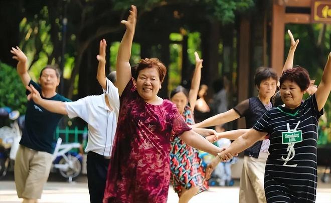 62歲大媽每天堅持跳廣場舞沒用多長時間身體有這幾大變化(圖2)